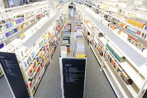 Blick von der Lesegalerie auf den Bestand der Hochschulbibliothek